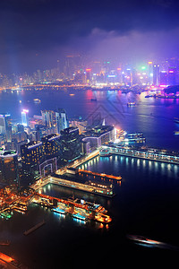 维多利亚港与香港天际和城市摩天大楼的空图片