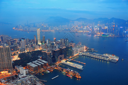 维多利亚港与香港天际和城市摩天大楼的空图片