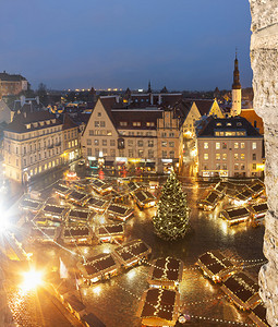 爱沙尼亚塔林老城晚夜的白化圣诞市场在爱图片