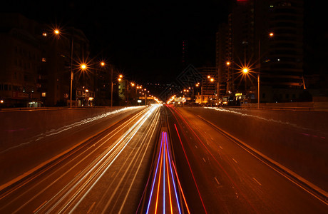 夜间城市道路灯汽车建筑物图片
