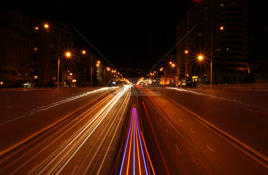 夜间城市道路灯汽车建筑物图片