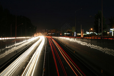 夜间城市道路灯光背景图片