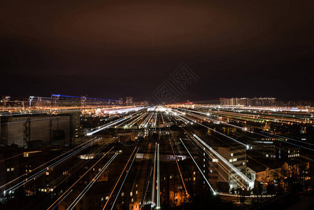 明亮照明模糊的夜景背景图片