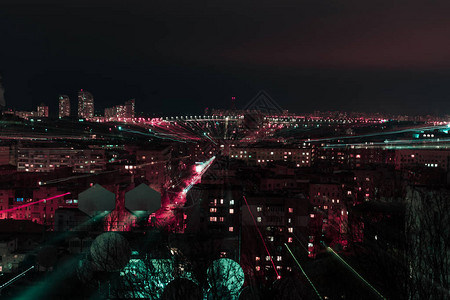 带有模糊明亮散景灯的夜景图片