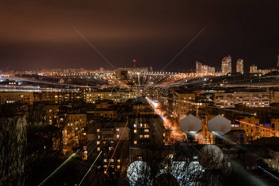 具有散焦明亮照明的夜景图片