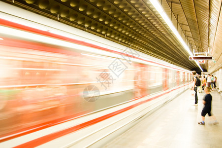 地铁列车驶入车站运动模糊图片彩色版图片