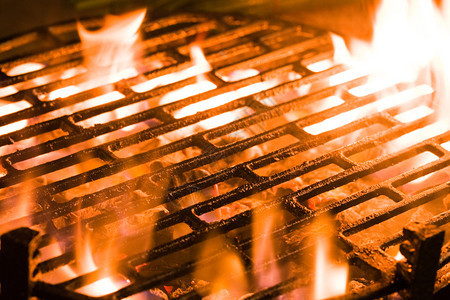 在烤肉架下燃烧的木炭特写镜头图片