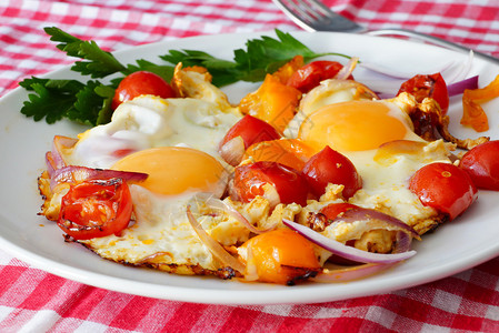 传统早餐鸡蛋碎了白色盘子上有图片