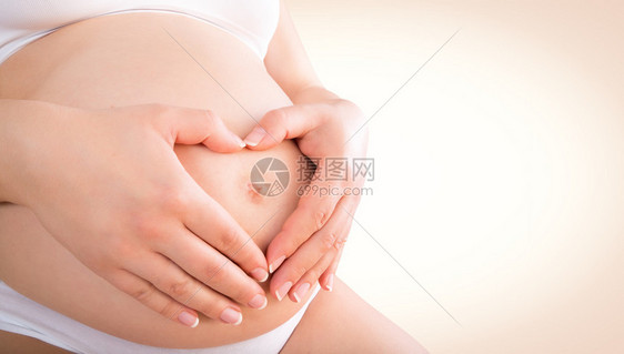 孕妇拥抱婴儿时用手抚图片
