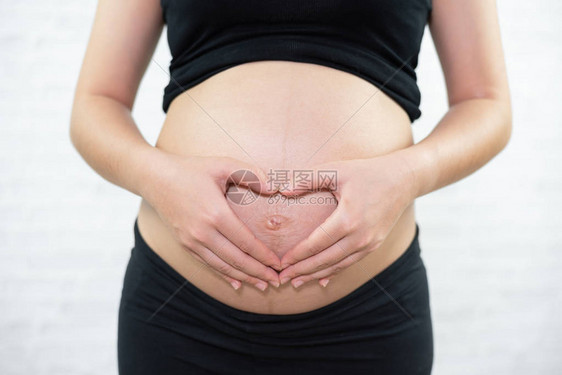 关闭一个可爱的怀孕的肚子图片