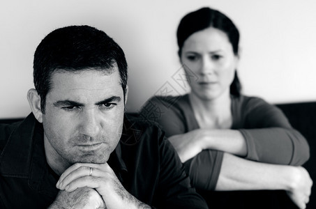 不开心的年轻夫妇的肖像图片