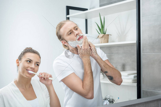 妻子刷牙的肖像画和丈夫在脸上图片