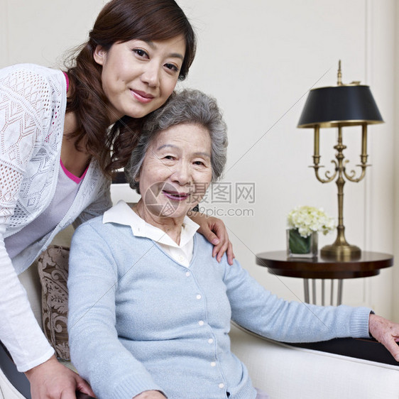 年长的亚洲女人图片