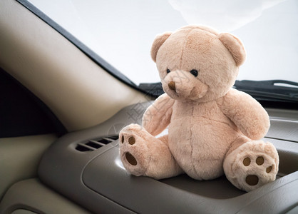 泰迪熊在汽车中与儿童一图片