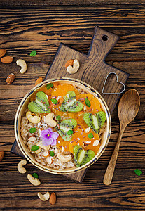 美味健康的燕麦粥配水果和坚果健康的早餐健身食品适当的图片