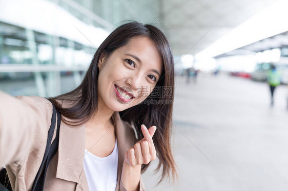 女人拿自拍用韩国风格的图片