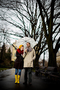 雨天在公园里的浪漫情侣图片