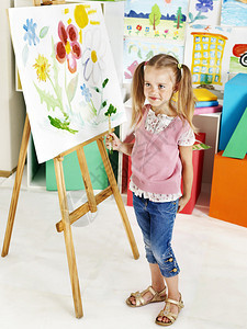 在艺术课的画架上绘画的儿童图片