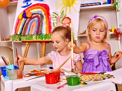 学龄前儿童在画架上绘画图片