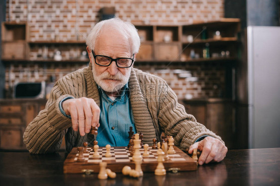 聪明的老人独自下棋图片