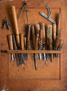 木工架子上的旧木工具关闭图片