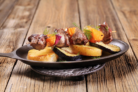 牛肉或鹿肉烤串配橙子放在平底锅里图片