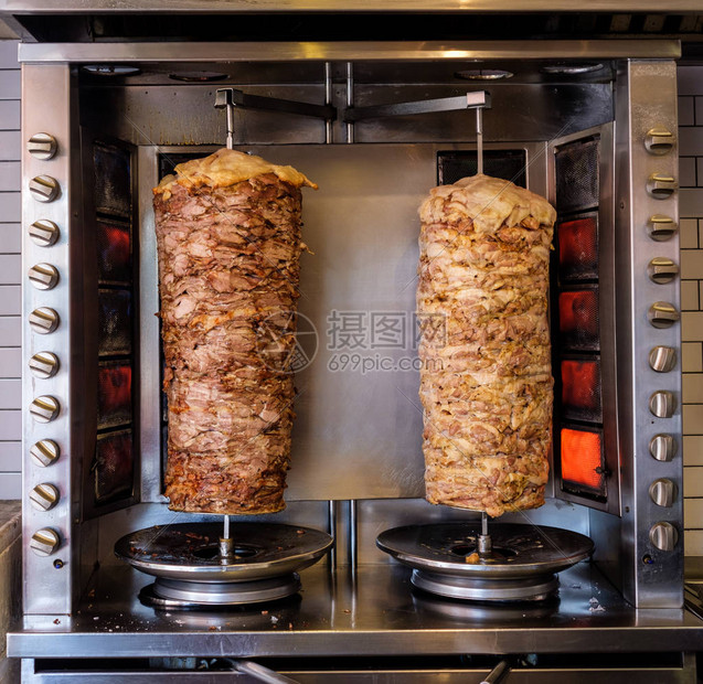 用不锈钢烤架制的两个旋转串烧鸡肉和羊肉图片