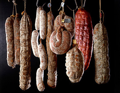 一排不同口味和形状的悬挂式意大利腊肠图片