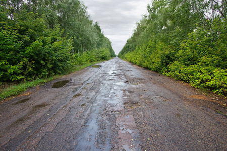 颠簸的道路后退到正确的距离图片