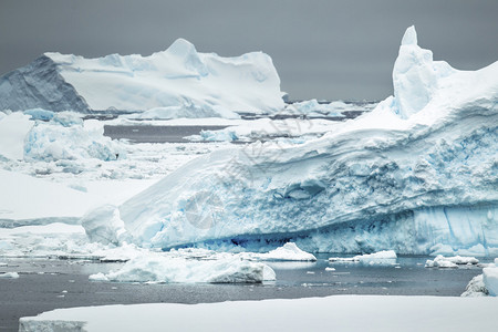 结霜的冰山在南极海洋背景图片