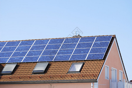 屋顶上的可再生能源太阳能板图片