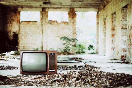 废弃建筑中的旧电视机图片