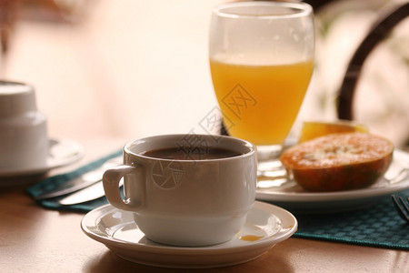 早餐时间用咖啡和玻璃汁图片