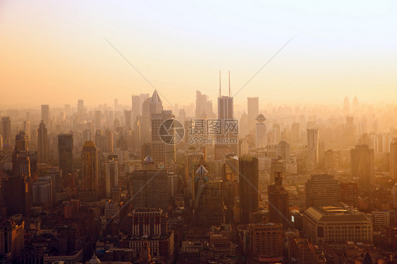 日落时的上海鸟瞰图图片