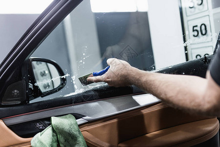 专家在车上做车窗着色图片素材