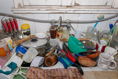 厨房洗脸盆里的一堆脏器皿图片