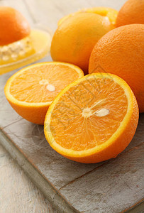 新鲜多汁的橙子减半图片