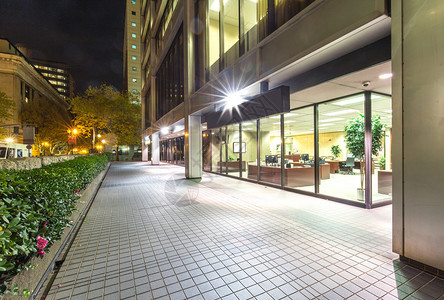 现代办公大楼和夜间空砖图片