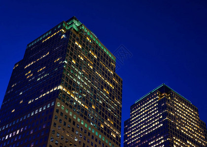 在美国纽约的玻璃摩天大楼上自下而上的观景夜深时光图片