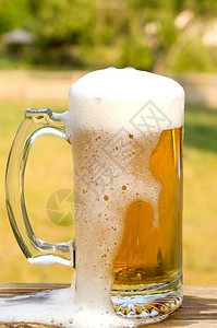 一杯冰镇啤酒图片