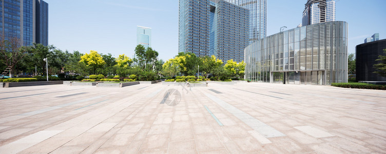 空旷的广场和现代化的办公楼图片