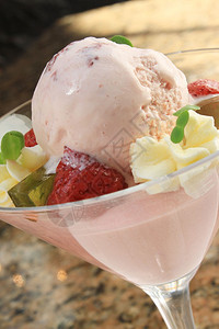 草莓老鼠配冰淇淋甜点图片
