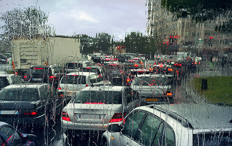 在法国巴黎雨天的交通堵塞中透过湿挡风图片