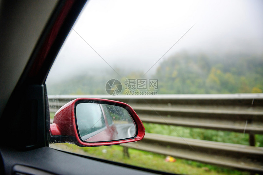 与典型冰岛风景相近的镜面迷雾与树木和雨水绿色生动图片