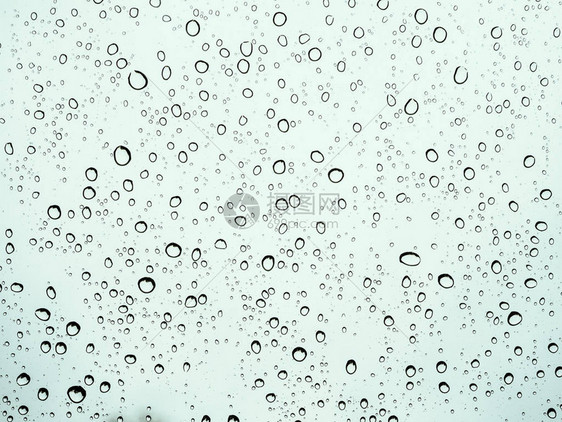玻璃汽车纹理背景上的水滴或雨滴图片