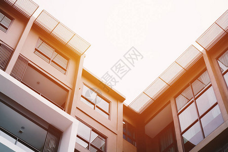 地产背景面孔现代建筑细节以及阳光和复制空间的低图片