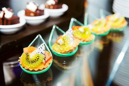 自助餐系列中的水果制成的泰国甜点图片