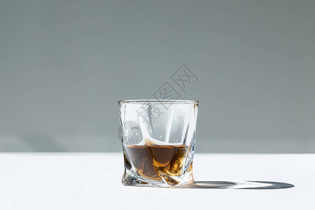 灰色玻璃杯中威士忌的特写视图图片