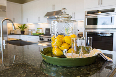 用柠檬装满的炊具和饮用水杯室内厨图片