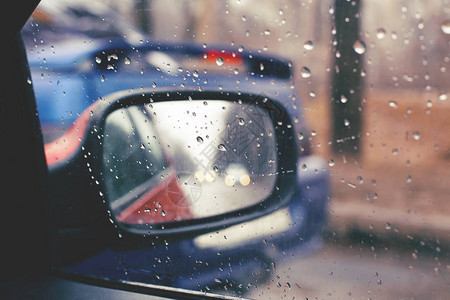后视镜通过车窗上的雨滴看到焦点放图片
